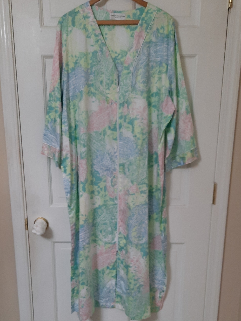 Miss Elaine Pastel Floral Button-Front Robe in Pink, Blue & Green